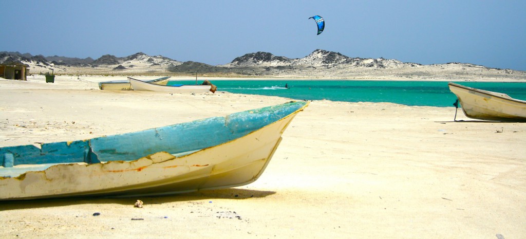 Kitebarding / Kitesurfing in front of the breathtaking scenery of Gshar-Sheikh on Maisrah Island