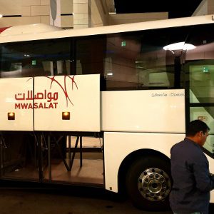 MWSALAT Überland Bus von Muscat Airport nach Shanah Masirah ISland. Günstigste Möglichkeit um Nach Masirah Island zu Rreisen für nur 4.- OMR pro Person pro Strecke. Günstige Öffentliche Verkehrsmittel im Oman