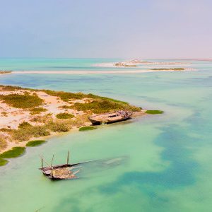 Flat water lagoon of Bar al Hickman, strong and constant winds, white sands, shallow area – the perfect kite lagoon.